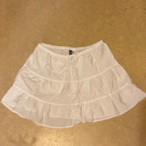Vit kjol - Är inte en kjol person tyvärr, så jag har bestämt mig att sälja min kjol som köptes från hm 2023. Den är perfekt för sommar, och passar mig (Xs-S) och även min Mamma (S-M). Pris kan diskuteras! 