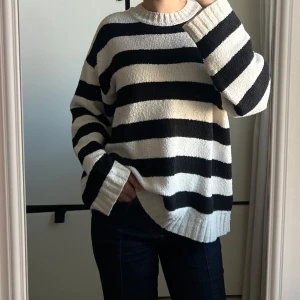 Randig tröja - Stickad oversized tröja från NA-KD. Använd några gånger.