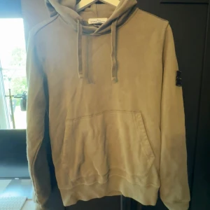 Stone Island Hoodie  - Stone Island Garment Dyed Fleece Hood Lead Olive. Nypris 3599kr. Mitt pris 800kr.  Bra skick.