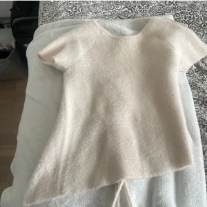 Vit kortärmad topp med snörning - Jötte slt topp från zara, använd fåtal gånger❤️