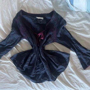 Odd molly blus - Jättefin odd molly blus, marin blå med mörklila detaljer. Står ingen storlek men skulle säga att den passar ungefär som S ! Jag säljer för att den inte har blivit så använd och passar inte riktigt längre!💕