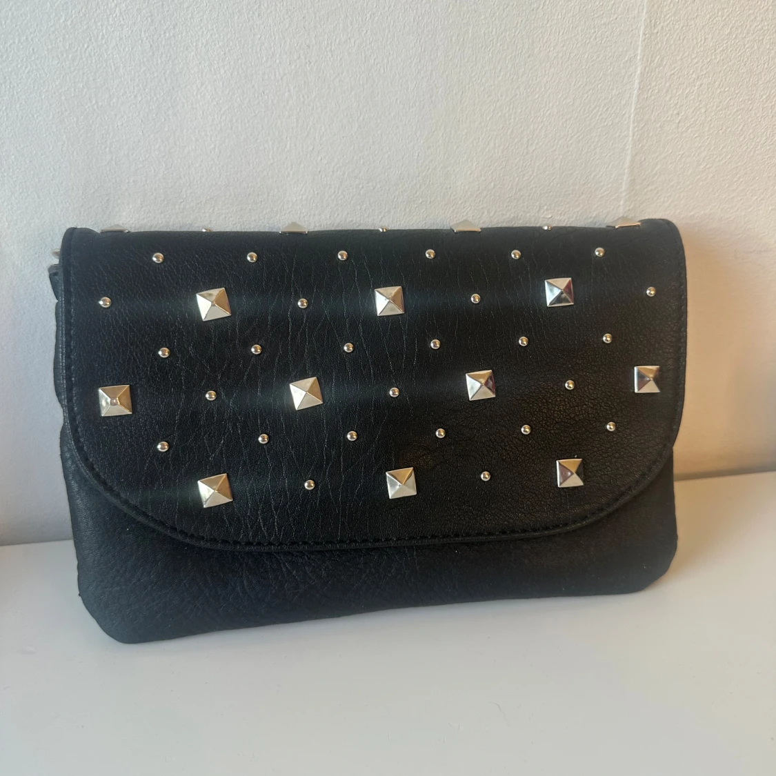 Svart axelväska med nitar