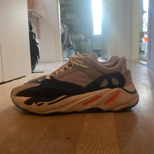 YEEZY 700 WAVERUNNERS - Jag säljer en av yeezys  mest ikoniska skor. Jag har haft skorna ett litet tag men dom är fortfarande i ett mycket fint och bra skick. Det känns som att gå på moln med dessa på fötterna. Skorna är såklart äkta och jag har kvitto!  Tveka inte på att höra av dig vid minsta fråga! 🙋
