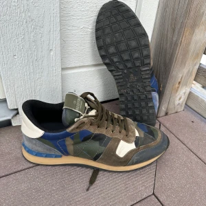 Valentino rockrunner - Tjena, säljer dessa Valentino rockrunners i riktigt snygg colourway. Skorna är i storlek 43. Skick 7.5/10. Riktigt bekväma skor. Inget og. Vid funderingar är det bara att fråga! 