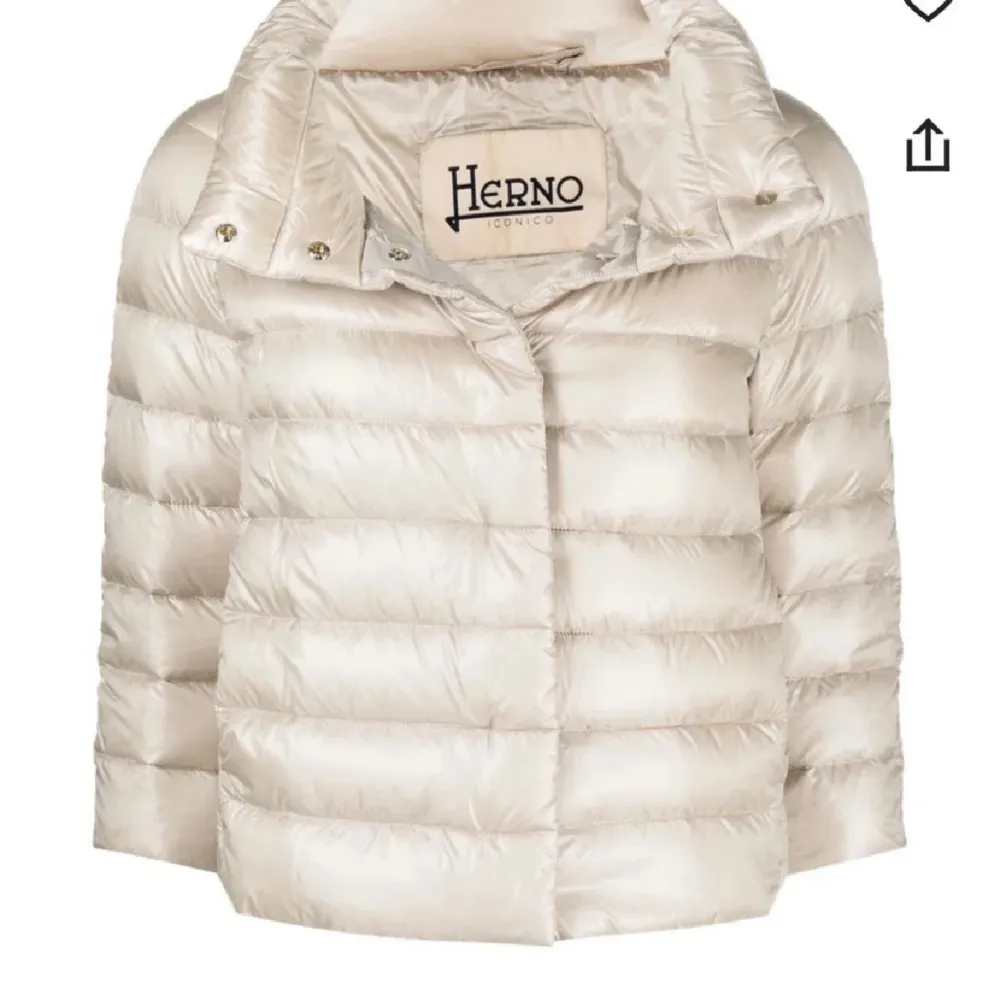 snygg beige dunjacka från Herno. Jag bytter helst mot en svart då jag är osäker på och sälja. Jackan har en hög krage och stängs med knappar. Den är perfekt för kyligare dagar och har en stilren design som passar till mycket. Fint skick, knappt använd. Köpte i höstas. Nypris ca 6000kr. Passar mig som ha M. Takit.