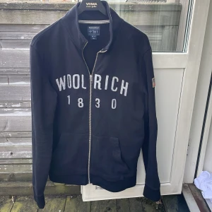 Woolrich cardigan  - Svart cardigan från Woolrich, funkar riktigt bra nu till sommaren. Bra skick och är riktigt snygg. 