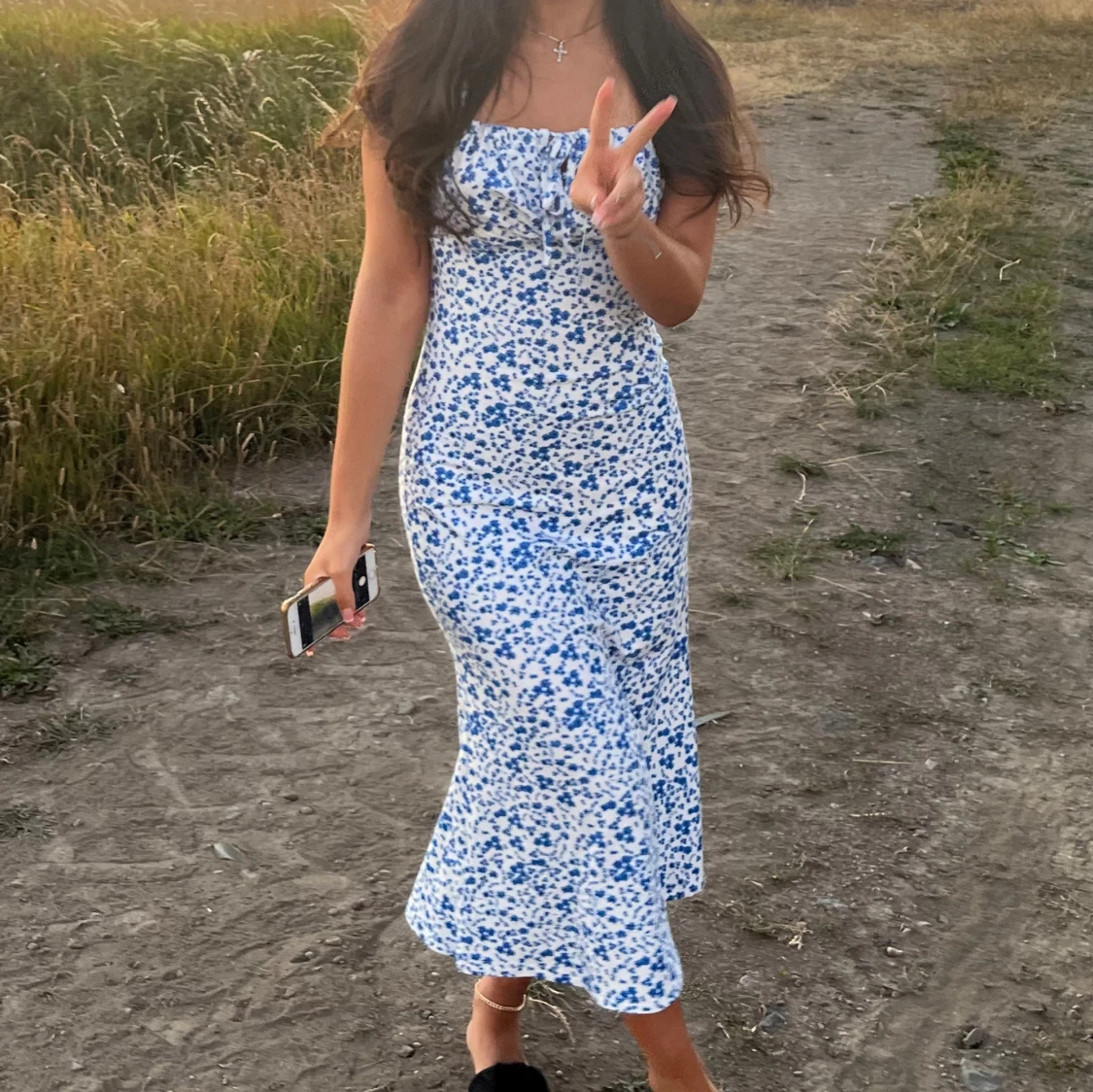 Blåvit blommig klänning - 1