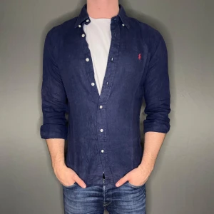 Ralph lauren linnen skjorta - Hej säljer nu min fina Ralph lauren linnen skjorta i storlek M. Den är i nyskick och kommer vara otroligt snygg nu i vår och framåt sommaren. Nypris cirka 2100kr! Vi kommer att sälja liknande produkter nu i vår och närmare sommar så glöm inte följa profilen!🌊🍾