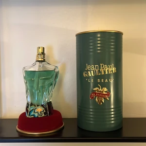 Jean Paul Gaultier Le Beau Le Parfum - Parfym från Jean Paul GAULTTER, Använd några gånger som man ser på bilden. Orginalförpackning är kvar, 75 ml, Ordninare pris 1570, pris kan diskuteras. Köparen står för frakten.