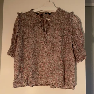 Blus - Superfin blus i blommigt tyg. Perfekt till sommaren! Skriv vid funderingar🩷