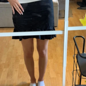 Svart kjol från Gina  - En jätte snygg svart kjol från Gina. Knappt använd och är i toppen skick! Skriv vid frågor❤️