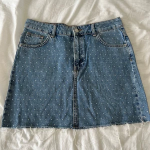 Blå jeanskjol med prickigt mönster - Jeanskjol med små silver pärlor. 