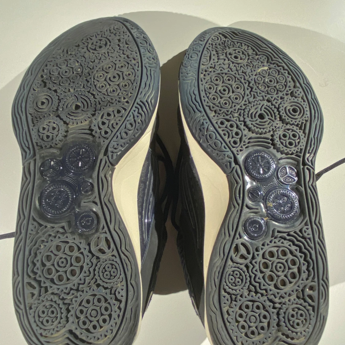 Svarta KD16 basketball skor med mönstrad sula - 2