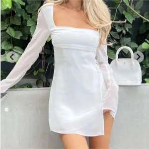 Snygg vit studentklänning - Säljer min assnygga studentklänning från beginning boutique💓✨ strl xs!