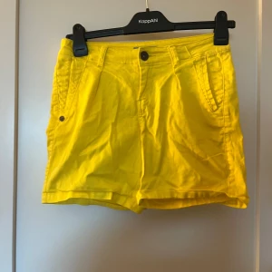 Gula shorts från Garcia Jeans - Snygga gula shorts från Garcia Jeans i storlek XS. De har en knapp och dragkedja framtill samt praktiska fickor. Perfekta för soliga dagar! Dessa shorts fungerar för storlek xs,s och även m för dem är stretchiga. Man skulle kunna sy om dessa till en jeanskjol men jag har bara inte tiden eller orken för det. Dem är lågmidjade.