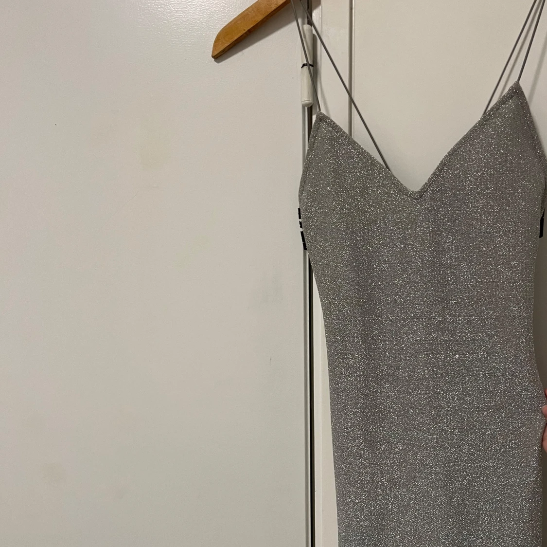Glittrig silverklänning med smala axelband - 3