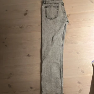 Grå jeans från Hope - Snygga ljus gråa jeans från Hope. De har en rak passform och är tillverkade i ett slitstarkt denimtyg. Använt de väldigt lite så de är i nästan nytt skick. 