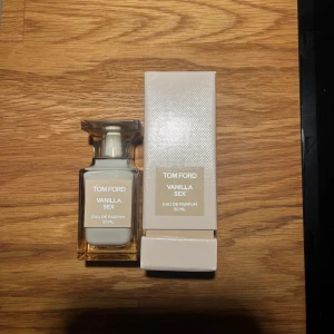 Tom Ford Vanilla Sex Eau de Parfum 50 ml - Elegant parfym från Tom Ford med en sensuell doft av vanilj. Flaskan är stilren och genomskinlig med en vit etikett och matchande vit kork. Förpackningen är vit och har en texturerad yta. Använt 3-4 gånger så nästintill helt full. Att ta vanilj till den mest lyxigaste formen skulle jag beskriva denna doft 