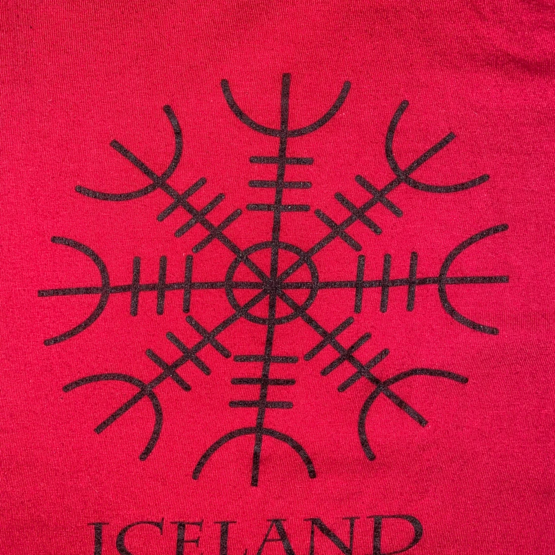 Röd t-shirt med isländskt motiv - 1