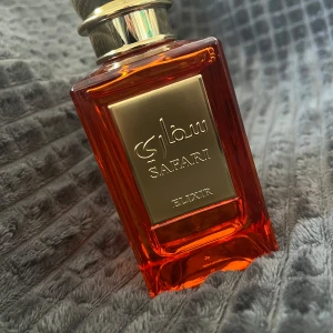 Safari Elixir Parfym - Fragrance World Safari Elixir, en doften kombinerar fruktiga och blommiga noter för en känsla av en solig dag. Doften har noter av trä, varm krydda, vanilj, frukt, ambra, puder, sötma, aromatiska inslag, balsam och citrus.  Använd 1 gång (2-4 sprut)  Kvarvarande mängd är därför nästintill/indirekt fullständig