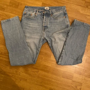 Ljusblåa jeans i storlek w28 l32 - Ljusblåa jeans ifrån Lager157. Har blivit för små men har ej tecken på defekter! Hör av er vid minsta lilla!