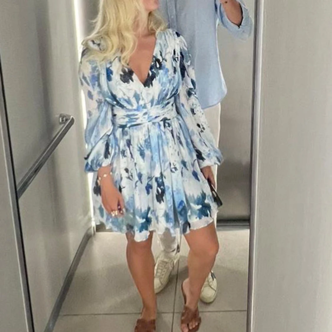 Blå blommig klänning