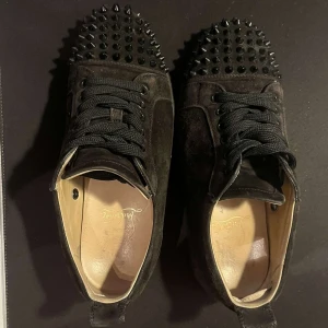  Christian Louboutin - Ett par mörk bruna Louboutin skor som är köpta i Italien nya men de är använda som du ser. Jag har allt og box kvitto och extra nitar tveka inte att komma dm för frågor