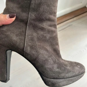 Rizzo stövlett mocka - Snyggaste stövletten i greige i stl 37 säljes pga för liten. Motsv en liten 37a Hel, ren o fint skick.