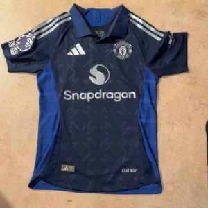 Manchester United 24/25 | Mason Mount - Säljer en Manchester Uniteds borta ställ från Adidas med korta ärmar. Den har även Mason Mount och nummer tryckt på ryggen. Priset kan diskuteras vid snabb affär. Storlek är S.