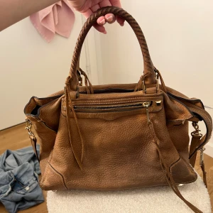  väska  - Snygg väska från Rebecca minkoff som ger lite gossipgirl vibe☺️ skriv vid eventuell köp💞