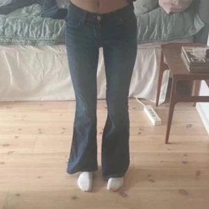 Blå bootcut jeans - Säljer ett par klassiska blå bootcut jeans från Levis 🩷.De har en låg midja och är tillverkade i jeansmaterial. Perfekta för en avslappnad stil.