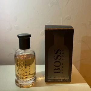 Hugo Boss - Bottled Intense EDP 40 ml - Hugo Boss - Bottled Intense 50 ml flaska, ca 40 ml kvar. Säljes med låda. Köpt på Kicks.