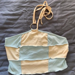Ribbad halterneck topp från Shein - Säljer en snygg ribbad halterneck topp från Shein i ljusblått och beige. Perfekt för sommardagar! 💙