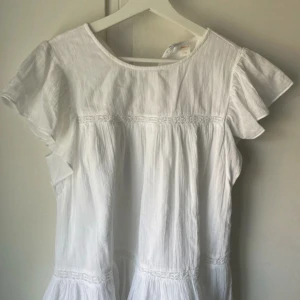 Somrig blus från Gina tricot!! - Söt blus i storlek 170! Knappt använd och priset kan diskuteras💕💕