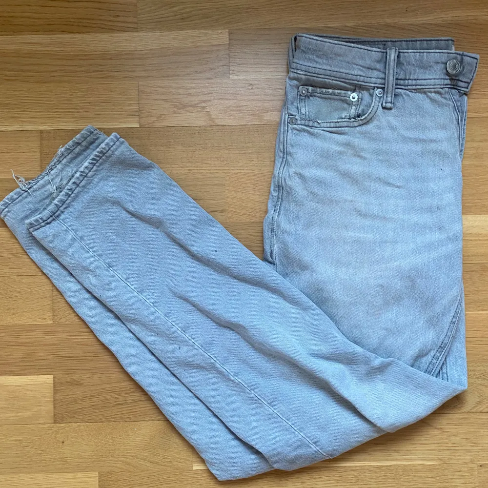 Hej säljer nu mina gråa jeans från jack and jones. Supersköna med en mer relaxed fit för vardagen. Vid frågor eller funderingar är det bara att skriva🙏❤️. Farkut & Housut.