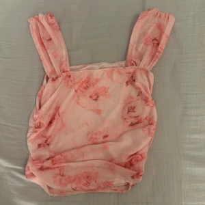 Rosa blommig topp - Söt rosa topp med blommigt mönster och breda axelband. Köpt på Shein 