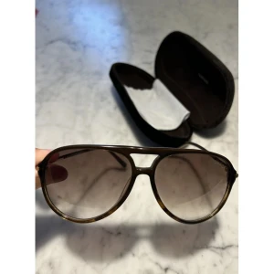 Tom Ford solglasögon - Snygga solglasögon från Tom Ford. Nypris runt 2500kr, väldigt bra skick. Den ena bågen är lite sne. Hör av er vid frågor