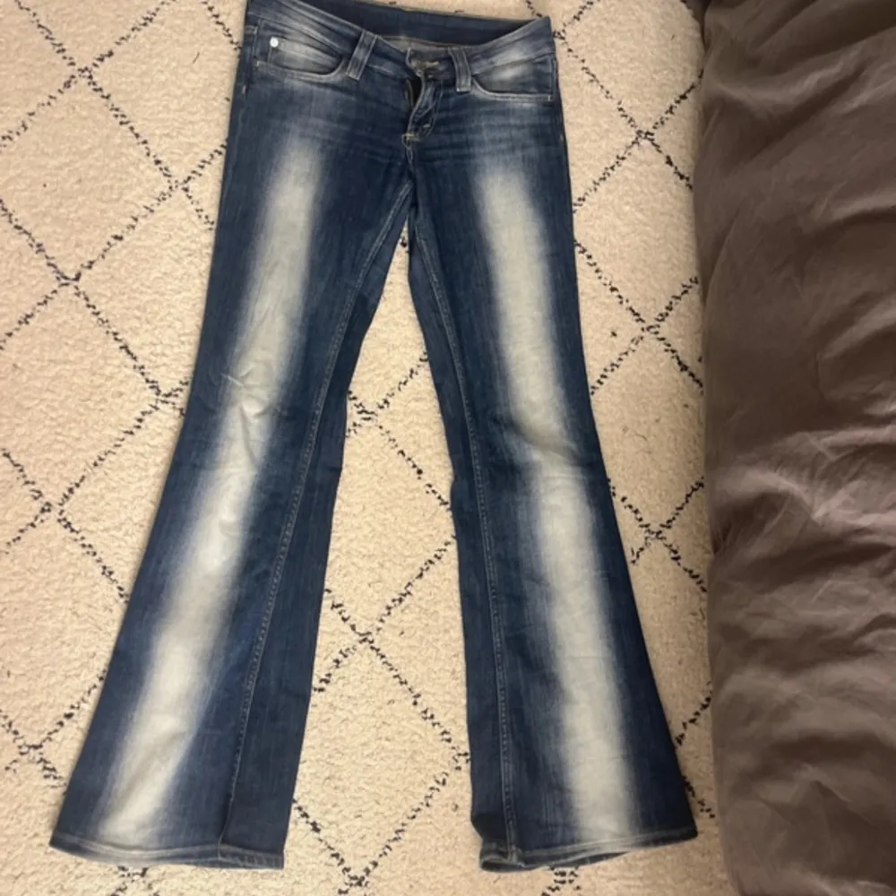 Snygga blå bootcut jeans från Cheap Monday med en cool tvättad look. Längd 32 midja 29. Farkut & Housut.