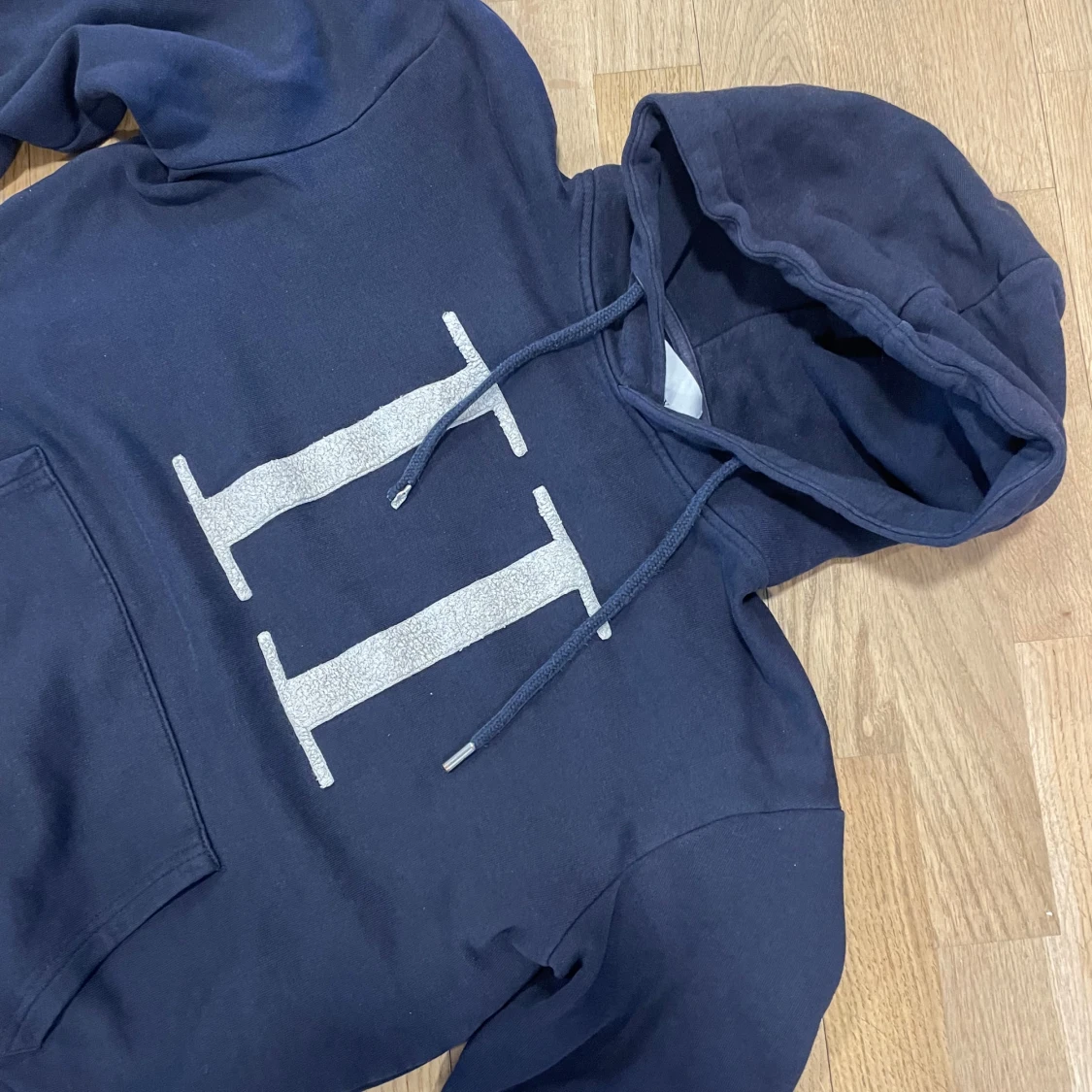 Mörkblå hoodie med tryck - 1