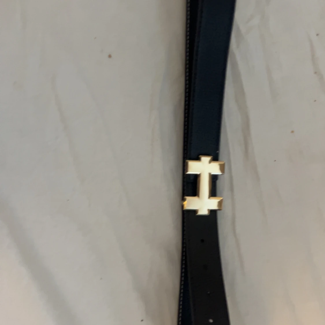 Svart bälte med guldfärgat spänne - 1