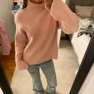 Rosa stickad polotröja - Jättefin stickad rosa polotröja ifrån h&m. Köpte dock här på Plick. Superbra skick då jag nästan aldrig användt den och inga tecken från tidigare ägare heller. Skönt material och inga defekter förekommer. Hör av er för frågor eller bilder! 💞