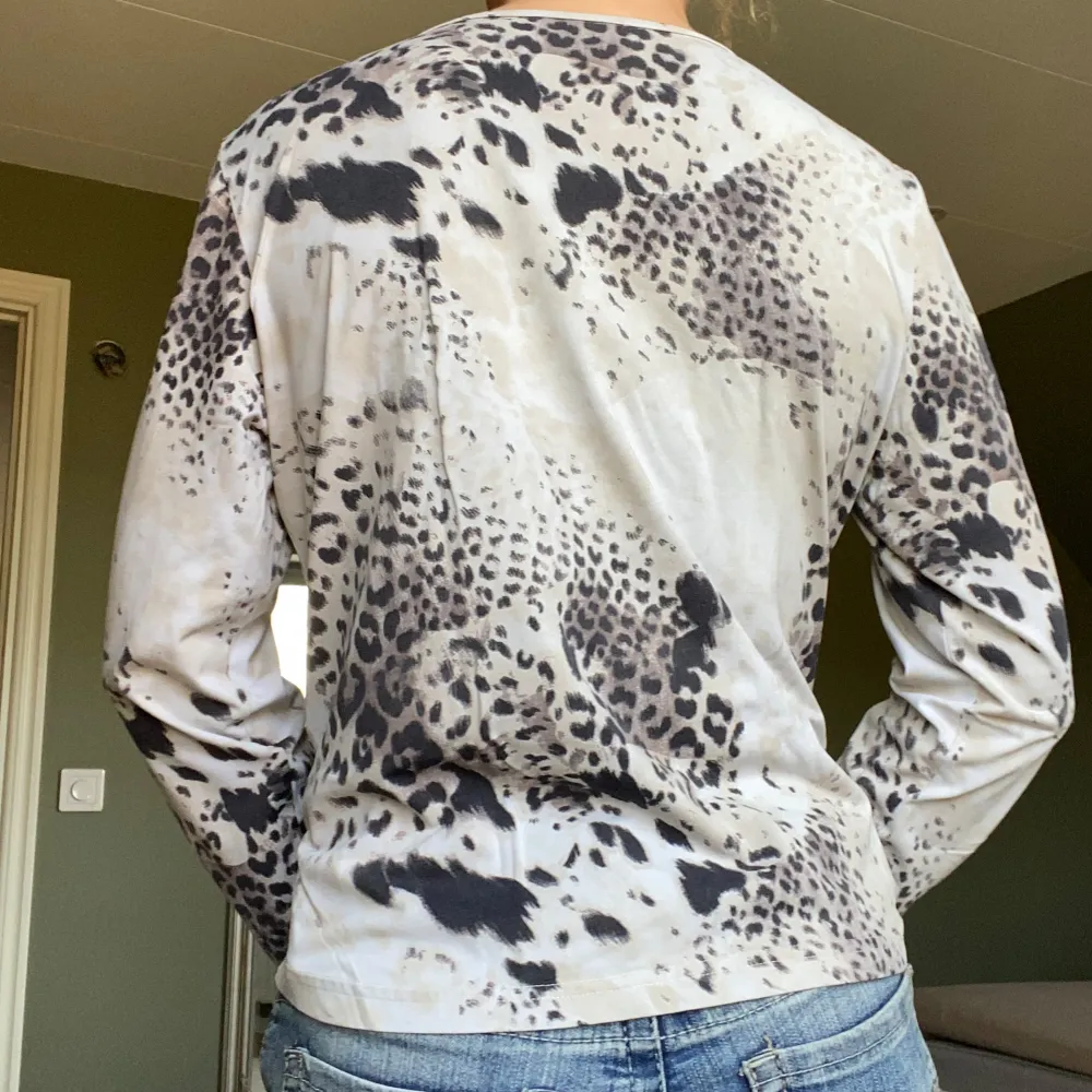 Snygg långärmad tröja med coolt leopardmönster.. Yläosat.