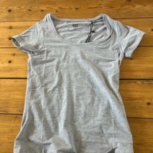 Grå t-shirt från 157 - Säljer en grå t-shirt från 157 i storlek XS.  Ger en mjuk och stretchig känsla. 💗 Den är helt ny med lapp!! Inte använd!💞