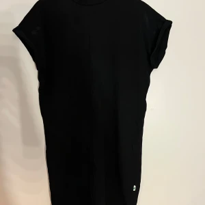 Längre t-shirt / klänning - En svart t- shirt liknande klänning som är välldigt skön å rörlig