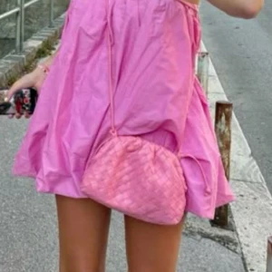 Svart axelbandslös klänning - Så cool klänning & populär som inte säljs längre!💖🙏🏼(nypris ca 700 kr) Aldrig använt och lapp kvar!! +klänningen har inbyggda shorts🤗 (1:a bilden är lånad, samma klänning men annan färg)