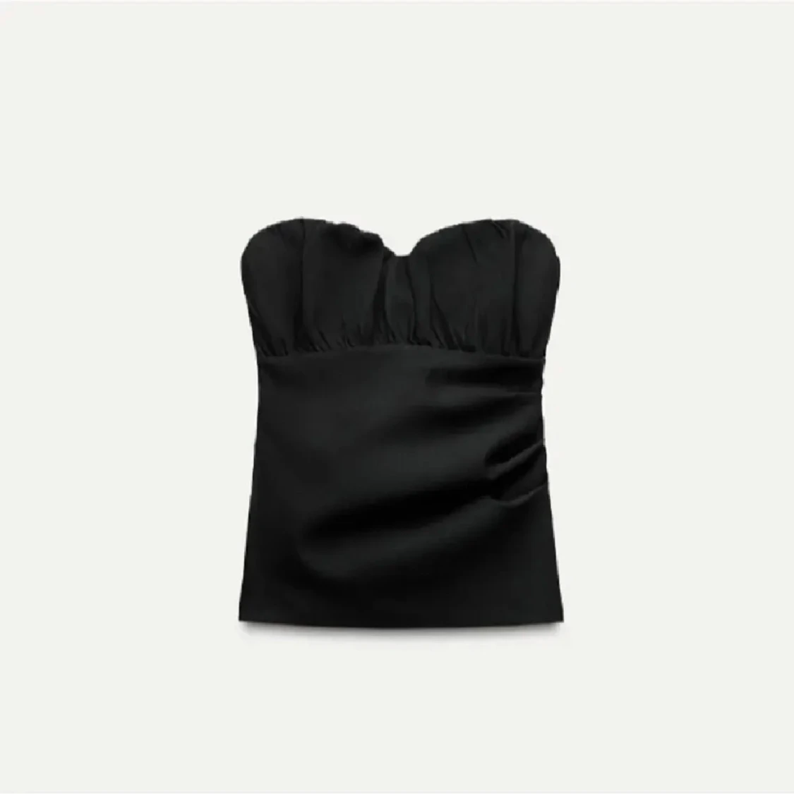 Svart axelbandslös topp