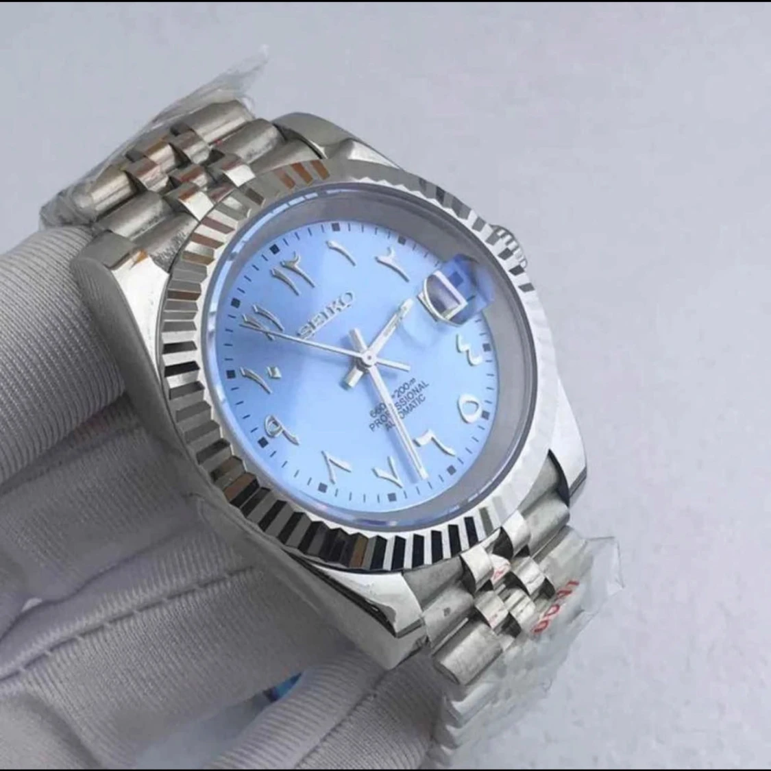 Silverfärgad klocka med blå urtavla från Seiko - 1