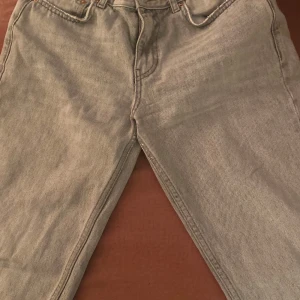 Grå jeansbyxor - Låg midja grå jeans storlek 36.