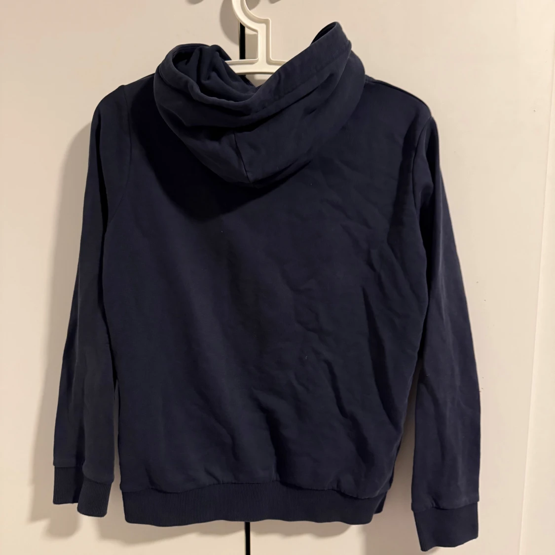 Mörkblå hoodie från Peak Performance - 1