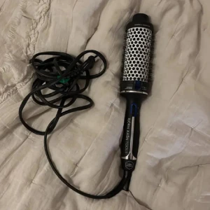 Björn Axén Magic Style Brush - Björn Axén Magic Style Brush från OBH Nordica är en stylingborste med keramisk beläggning. Den har en rund borste med värmefunktion för att enkelt skapa volym och lockar. Perfekt för att styla håret snabbt och effektivt. Inte mycket använd 